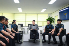 尹, 추석 연휴 경찰·소방관들 응원 방문…공권력 방해 사범 엄단해야