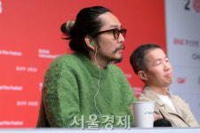 저스틴 전 감독, 취재진 질문에 집중 [SE★포토]