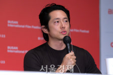 스티븐 연→존 조의 연대 혼자가 아니라는 신호…코리안 아메리칸 배우들의 교감 [여기, BIFF]
