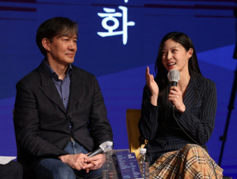 조국 “딸 의사 면허 박탈돼 화난다…책은 잘팔려 고맙고 반가워