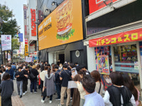한국 맛 담아낸 맘스터치, 日서 메가 히트…1만명 줄세웠다
