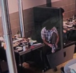 쟤 좀 봐봐 식당 테이블에 맨발 척 올린 아이…함께 있던 부모는?