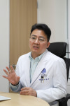“나 때문인 것 같아” 피나고 진물까지…아이 아토피에 눈물 짓는 엄마들
