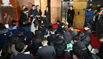 대통령실의 사퇴 요구…한동훈 비대위원장에 쏠린 이목