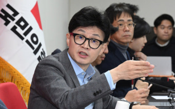 한동훈 위원장 바라보는 김경율 위원