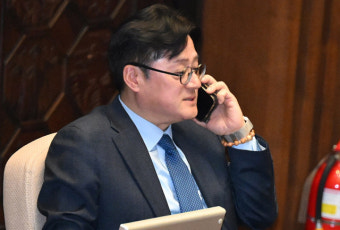 야당, 50인 미만 사업장 중대재해처벌법 유예 거부…홍익표 원내대표와 통화하는 윤재옥 원내대표