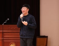 일할 때 상사 눈치 보면 망합니다…충주맨 전한 SNS 성공 비결은