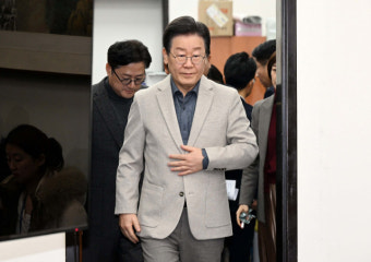 최고위원회의 참석하는 이재명 대표