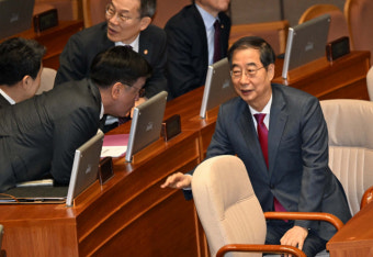 한덕수 총리와 대화하는 최상목 부총리