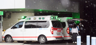 [포토뉴스] 이송되는 환자