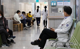 전공의 무더기 면허정지 임박하자…‘삭발식’ 연 의대교수들