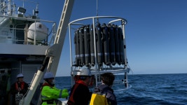 5초마다 방사능 철통감시…24개 물탱크로 바다 지킨다