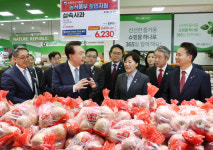 尹, 마트 찾아 사과·대파 물가점검 대체과일도 함께 지원해야