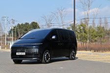 쾌적한 공간의 여유를 품은 모빌리티 솔루션 - 현대 스타리아 라운지 1.6 T 하이브이드[별별시승]