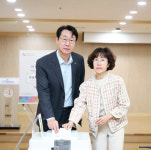 정명근 화성시장, 사전투표소 찾아 소중한 한표 행사