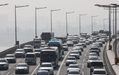 직장인 11분 빨리 출근한다…불금엔 ‘6시 12분’ 퇴근