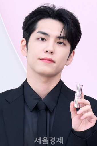 데이식스 원필, 심쿵 아이 콘택트! [SE포토]