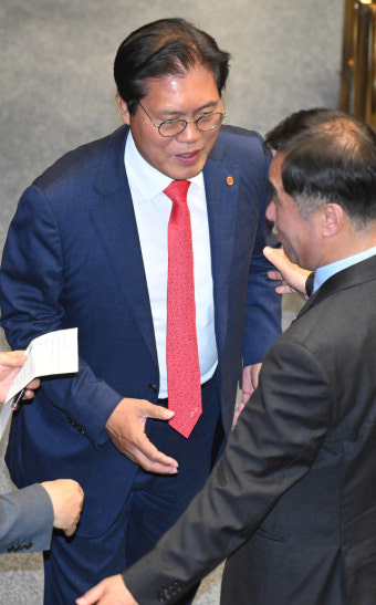 3선 송석준 '의원님 잘 부탁드려요'…원내대표 출마