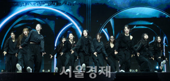 트리플에스, 24인 완전체 컴백…K팝 유래 없는 다인원 걸그룹 어떨까(종합)[SE현장]