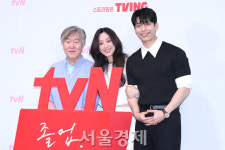 안판석 감독표 멜로 '졸업', '눈물의 여왕' 인기 이어가나(종합) [SE현장]