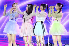 뉴진스, 어도어·하이브 내홍 후 첫 공식 무대…그늘 없이 밝은 모습