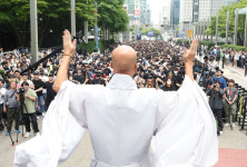 삼성전자 노조 부처핸섬…2차 단체행동에 뉴진스님·에일리·YB 동원