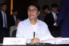9개월만에 공식석상 등장한 이수만 
