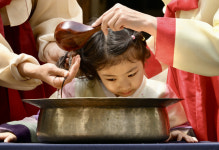 창포물에 머리감아요