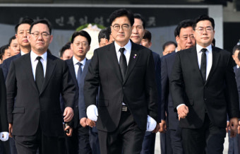 현충원 참배하는 국회의장과 부의장