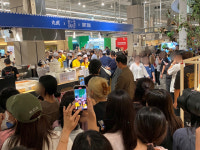 4시간 기다려야 먹는다…더현대서울 美 핫도그 팝업 가보니