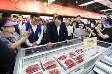 尹, 창동 하나로마트서 추석 물가 점검…가격 안정 노력하겠다
