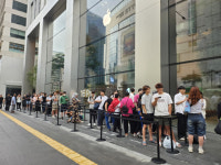 [르포] 첫 1차 출시 설레요 아이폰16 국내 출시 날 매장 앞 ‘북적’