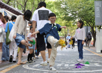 덕수궁 차없는 거리…제기와 함께 즐거운 시간을