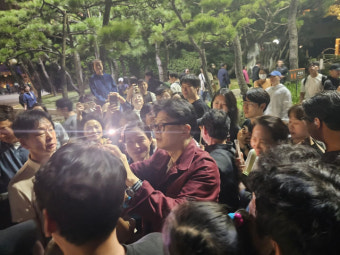 한동훈, 부산서 시민들과 '스킨십 행보'…