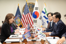 김동연 지사, 뉴욕주지사와 만나 스타트업 협력관계 구축 합심