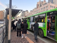 격동의 밤 보낸 시민들 피곤한 출근길… 여전히 걱정 내란죄 해당 긴장 지속