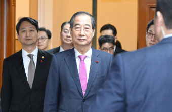계엄 이후 첫 국무회의 개최에도…총리 권한 한계에 '대통령 그림자'
