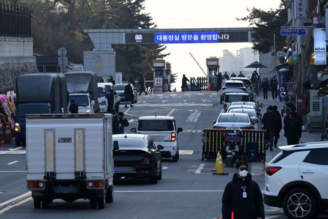 윤석열 대통령 관저 압수수색... 비화폰 서버 확보 작업 진행 중