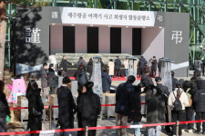 무안장례식장구내슈퍼 | 장례 절차 속속진행…서울서도 추모 물결[제주항공 무안참사]