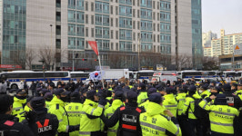 尹 지지자들 법원 입구 몰려 경찰과 충돌 아수라장