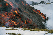 인증샷 찍으려다 죽을 수도…용암 흐르는 화산 몰려든 관광객들, 왜?