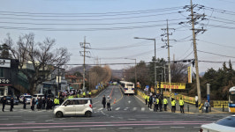 尹 모습 드러내자 지지자들 오열… 52일만의 석방 현장 [르포]