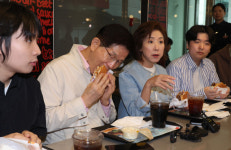 '햄버거 회동' 김문수·나경원 …“어느 후보와도 협력