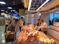 왜 이렇게 싸?…구름 인파 몰린 미래형 이마트 푸드마켓 고덕점 가보니 [르포]