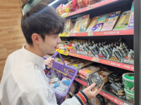“있는 거 다 주세요”…K편의점 찾은 외국인, 싹쓸이 품목 살펴보니