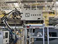 172㎝ 휴머노이드가 전기차 충전·검수…용접 로봇이 車 뼈대 만들어