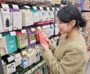 “알뜰폰 유심 있나요?”…편의점, 주말 유심 매출 22배 ‘껑충’