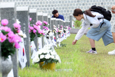 [사진] 오월영령에 헌화