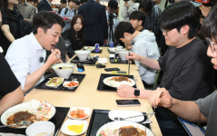 오늘도 학식 먹는 이준석…이번엔 인하대