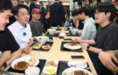 오늘도 학식 먹는 이준석…이번엔 인하대